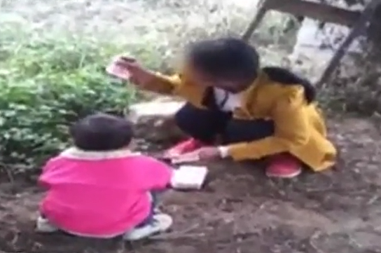 實(shí)拍母親親手賣(mài)掉兩女兒當(dāng)面數(shù)錢(qián) 舉起鈔票驗(yàn)真假