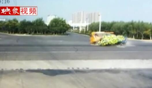 實(shí)拍商丘睢縣一輛幼兒園校車與貨車相撞 現(xiàn)場(chǎng)一片狼藉