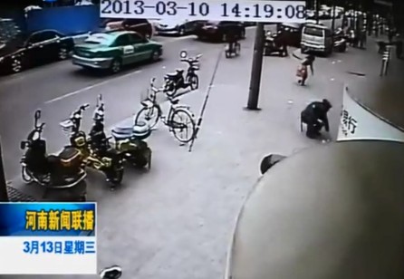 洛陽市民五萬元被風吹散 好心人紛相助