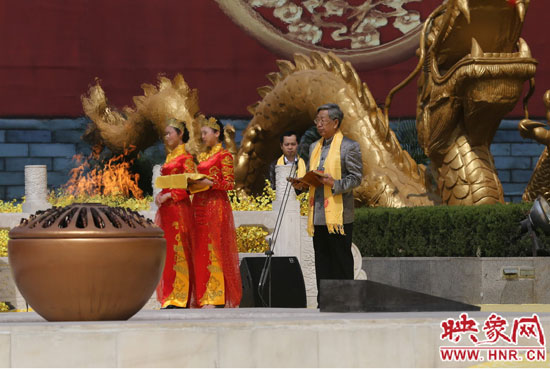 中華炎黃文化研究會(huì)會(huì)長(zhǎng)許嘉璐宣讀拜祖大典拜祭文。映象網(wǎng)記者 邵恰 攝