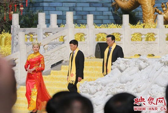 　河南省委書記、省人大常委會(huì)主任郭庚茂，河南省省長(zhǎng)謝伏瞻敬獻(xiàn)花籃。映象網(wǎng)記者 邵恰 攝