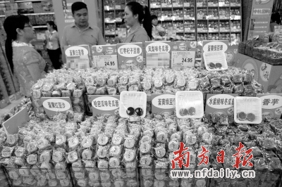 散裝月餅因其實惠的價格、豐富的口味而受到市民的青睞。