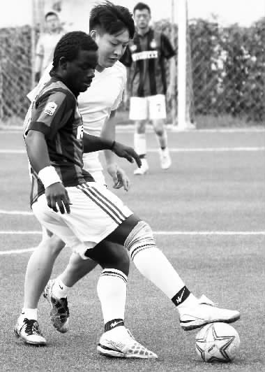 黑人小伙維安雖然沒有進(jìn)球，但其在場(chǎng)上展現(xiàn)出來(lái)的個(gè)人能力，贏得了對(duì)手的稱贊