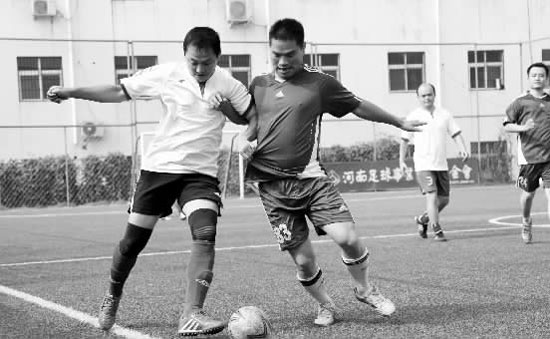 為了爭(zhēng)奪小組頭名，天行健和領(lǐng)航置業(yè)踢得異常激烈