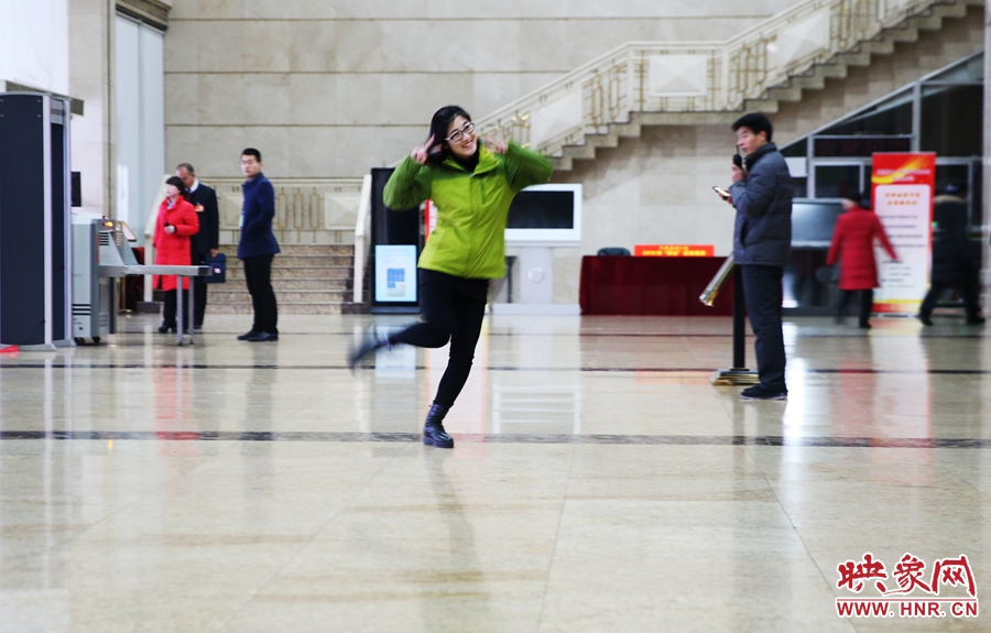 南樂天完成一個(gè)采訪后，興奮的跳了起來。