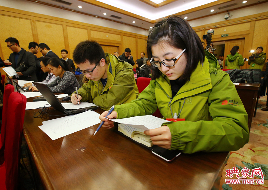 大象融媒映象網(wǎng)記者南樂天在兩會(huì)記者會(huì)開始前積極準(zhǔn)備。