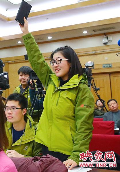 兩會(huì)記者會(huì)，樂天站起來舉手。