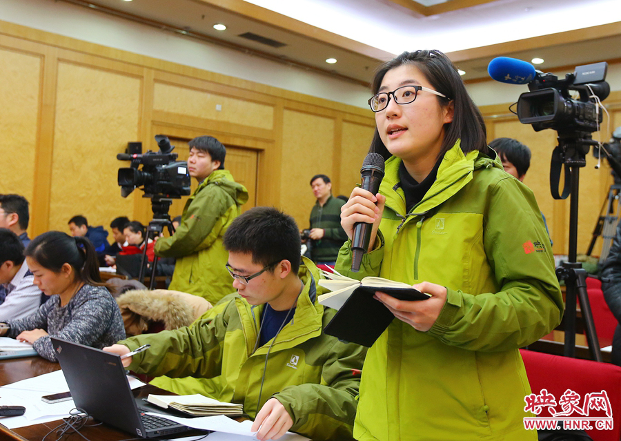 大象融媒映象網(wǎng)記者南樂天在記者會(huì)上提問。