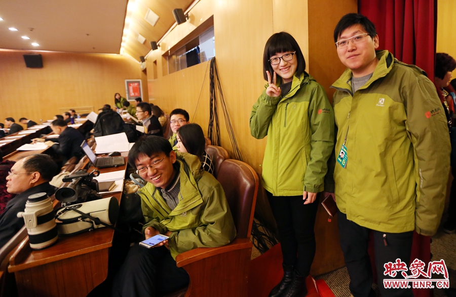 與同事一起的樂天。