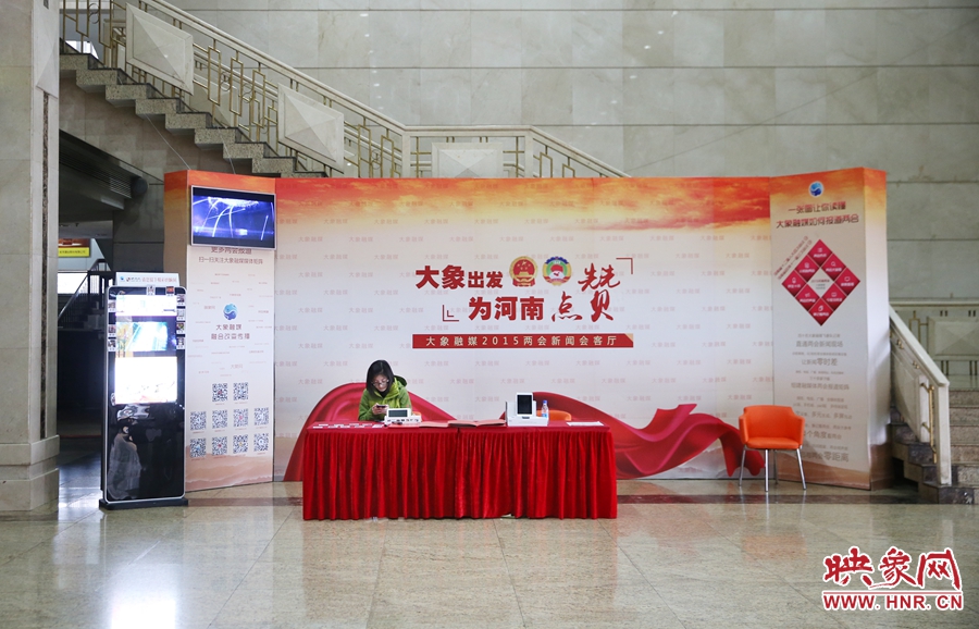 工作間隙還要更新映象網(wǎng)兩會(huì)微博。