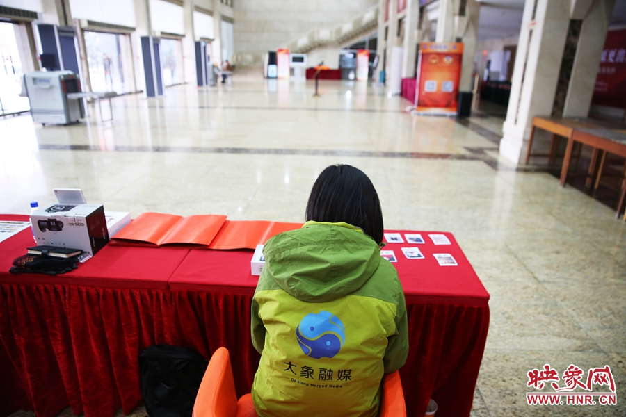 一個(gè)人的堅(jiān)守在工作崗位。