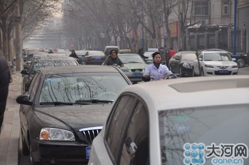 　業(yè)主將車停到經(jīng)一路上，給路人造成很大的不便