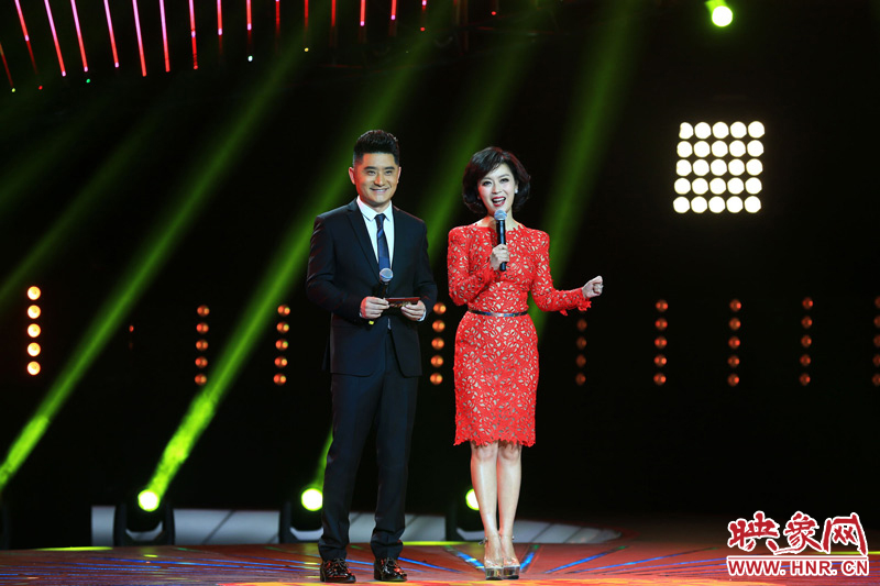 《梨園春》主持人關(guān)楓、龐曉戈