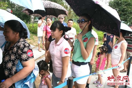 佩戴信息廣播臂貼的聽眾們在排隊等候坐帆船。