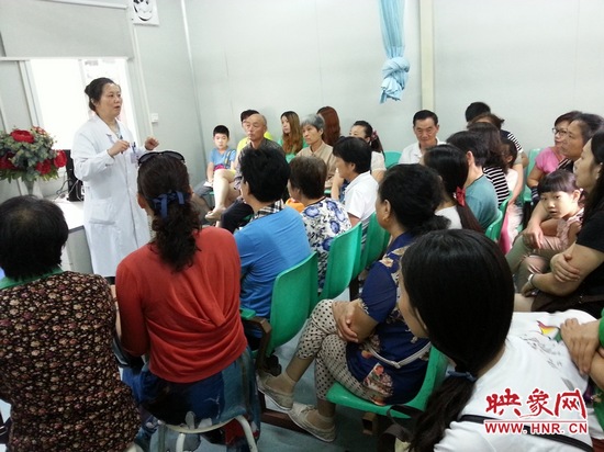 聽(tīng)眾們過(guò)來(lái)做冬病夏治——貼三伏貼現(xiàn)場(chǎng) 聽(tīng)眾們過(guò)來(lái)做冬病夏治——貼三伏貼現(xiàn)場(chǎng)