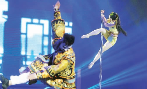 “鋼管舞娘”周文將鋼管舞和民族文化融合在一起，創(chuàng)意了一段《霸王別姬》的鋼管舞表演