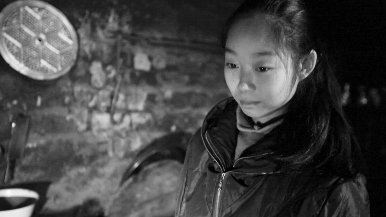 小倩倩家徒四壁，她渴望繼續(xù)讀書，改變家的現(xiàn)狀