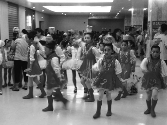 小選手開(kāi)幕式前練習(xí)蒙古族頂碗舞