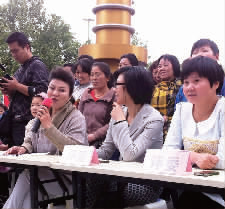 百姓調(diào)解員在現(xiàn)場(chǎng)擔(dān)任評(píng)委點(diǎn)評(píng)