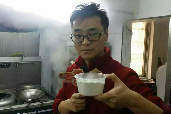 小飛手里端的是什么材料？