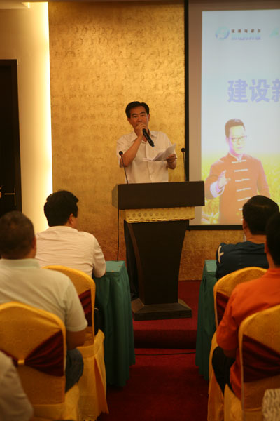 河南電視臺新農(nóng)村頻道運營總監(jiān)劉川正在講話