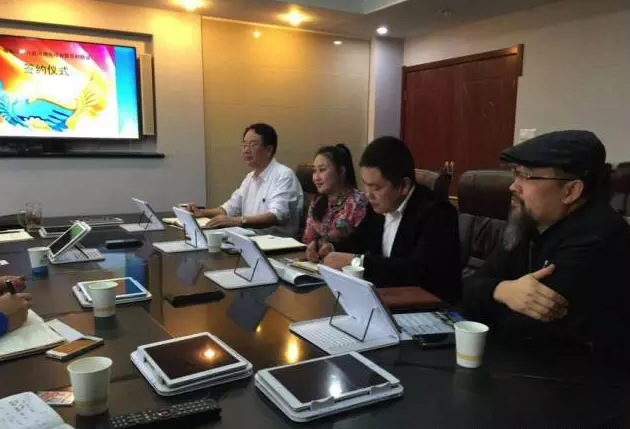 從右至左依次為趙財神，雅購供銷CEO許濤，農團聯(lián)盟創(chuàng)始人王婷。