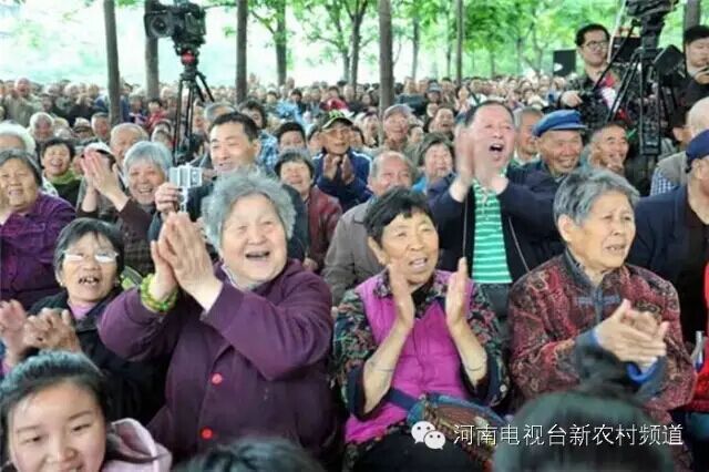 藝術(shù)家賣力演出，觀眾高聲叫好