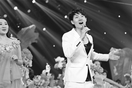 在青歌賽頒獎盛典上，王晰的超炫男低音再次引爆全場