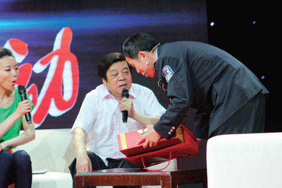 李權(quán)卿(右)在節(jié)目錄制現(xiàn)場 李權(quán)卿(右)在節(jié)目錄制現(xiàn)場