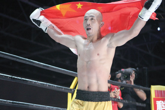 一龍獲勝后舉起國(guó)旗