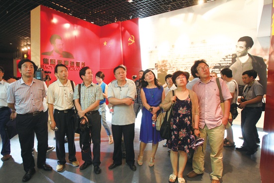 河南電視臺(tái)、河南人民廣播電臺(tái)、河南省詩(shī)歌學(xué)會(huì)的專家、詩(shī)人、記者等數(shù)十人赴蘭考焦裕祿紀(jì)念園采風(fēng)學(xué)習(xí)