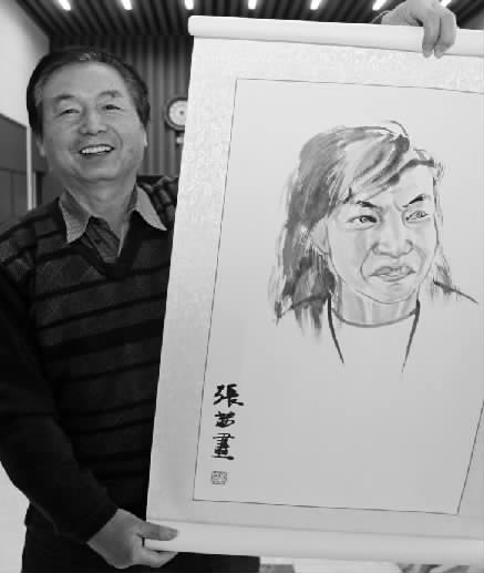 趙孝斌老人帶來(lái)開(kāi)封籍畫(huà)家為嘉賓蔡智忠畫(huà)的肖像畫(huà) 趙孝斌老人帶來(lái)開(kāi)封籍畫(huà)家為嘉賓蔡智忠畫(huà)的肖像畫(huà)
