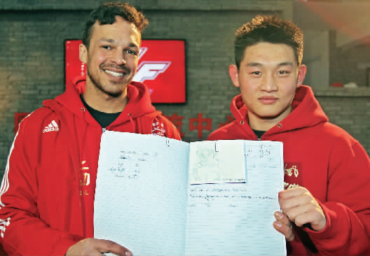 　　約瑟夫手繪了每個選手的肖像，認認真真地用字母拼寫出選手的中文名字附注?！翱?，這個是鄭召玉喲”