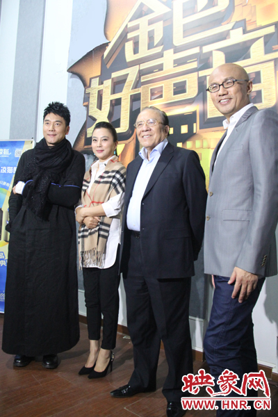 林依輪、李玲玉、楊洪基三位評委導(dǎo)師以及主持人孫國慶接受媒體采訪