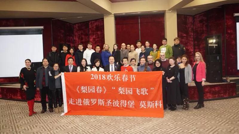 《梨園春》與俄羅斯文化學(xué)者開展座談會(huì)，共同交流中俄藝術(shù)文化的發(fā)展并互贈(zèng)禮物