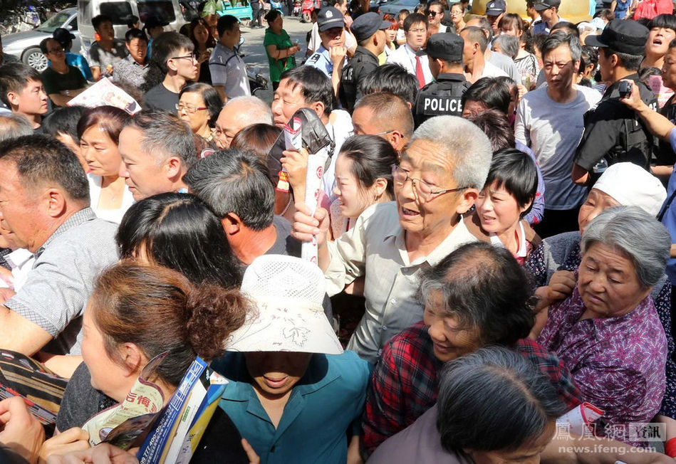 商場發(fā)放代金券 上演搶券大戰(zhàn) 商場發(fā)放代金券 上演搶券大戰(zhàn)