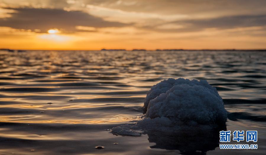 羅布泊腹地的五彩鹽湖 羅布泊腹地的五彩鹽湖