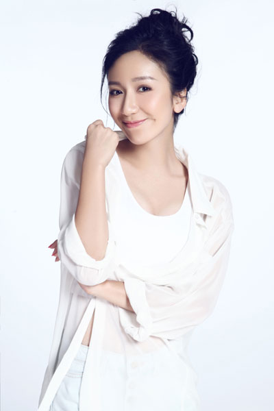 婁藝瀟白色純凈大片曝光 笑容溫暖明媚樂(lè)觀(guān)自信