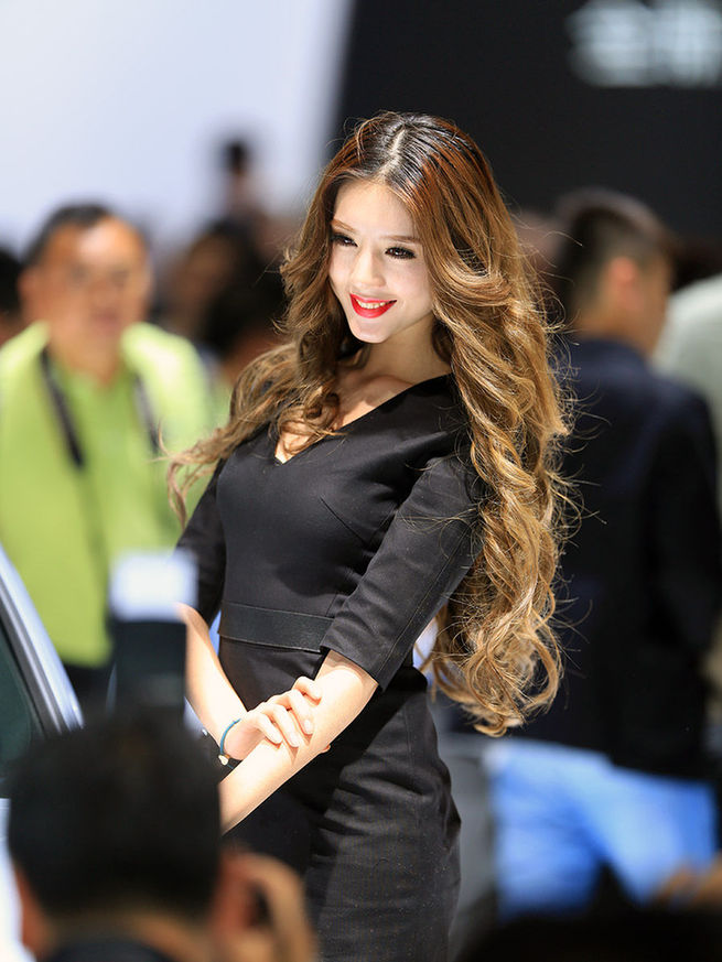 2014成都車展最美車模出爐 酥胸、長腿、美背