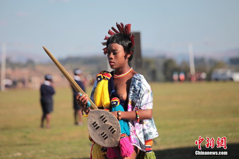 斯威士蘭蘆葦節(jié)開選秀女 十萬(wàn)“甄嬛”苦盼國(guó)王垂青 斯威士蘭蘆葦節(jié)開選秀女 十萬(wàn)“甄嬛”苦盼國(guó)王垂青