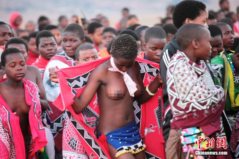 斯威士蘭蘆葦節(jié)開選秀女 十萬(wàn)“甄嬛”苦盼國(guó)王垂青 斯威士蘭蘆葦節(jié)開選秀女 十萬(wàn)“甄嬛”苦盼國(guó)王垂青