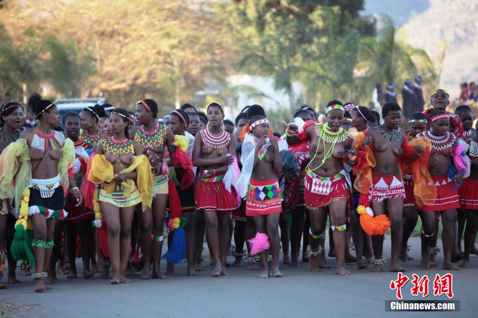 斯威士蘭蘆葦節(jié)開選秀女 十萬(wàn)“甄嬛”苦盼國(guó)王垂青 斯威士蘭蘆葦節(jié)開選秀女 十萬(wàn)“甄嬛”苦盼國(guó)王垂青