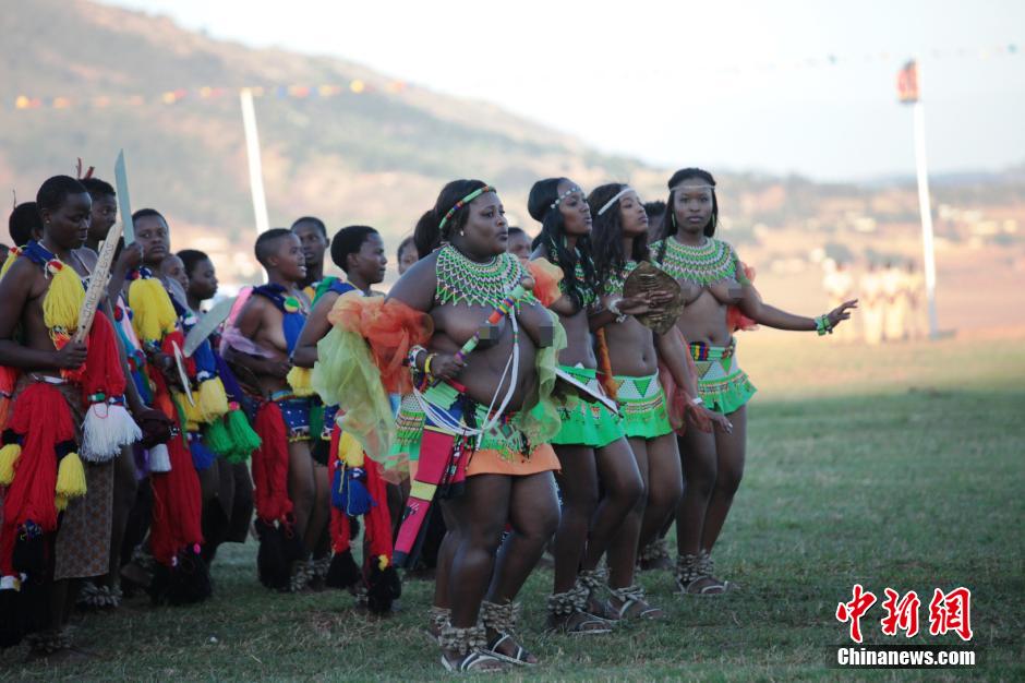 斯威士蘭蘆葦節(jié)開選秀女 十萬(wàn)“甄嬛”苦盼國(guó)王垂青 斯威士蘭蘆葦節(jié)開選秀女 十萬(wàn)“甄嬛”苦盼國(guó)王垂青