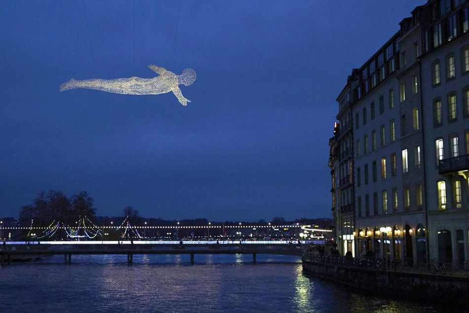 藝術(shù)家創(chuàng)造“透明人”翱翔天際 藝術(shù)家創(chuàng)造“透明人”翱翔天際