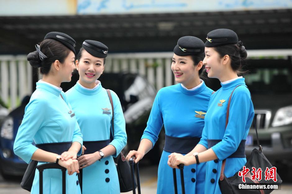 廈航空乘全面換裝 新制服凸顯國(guó)際范 廈航空乘全面換裝 新制服凸顯國(guó)際范