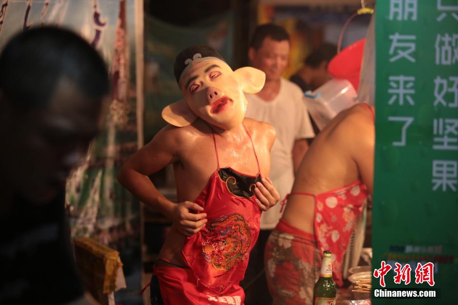 “豬八戒”啤酒節(jié)獨領(lǐng)風(fēng)騷 邊燒烤邊熱舞