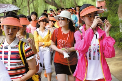 未名湖畔，游人紛紛拍照留念。