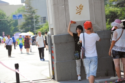 不愿排隊等待的游客只在門前留影。