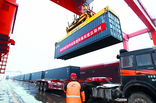 8日,帶回41集裝箱汽車原配件、動(dòng)車高鐵鋼板、高檔飲料