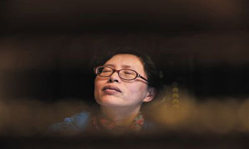 人們將醫(yī)療制度的憤懣情緒,寄托在這個(gè)走廊醫(yī)生身上,共同沉浸在受迫害的幻覺之中